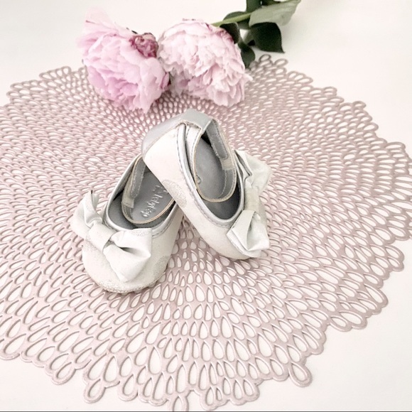 🌸3/$30🌸 Cute Baby Gap and Carter’s bundle - Picture 8 of 11